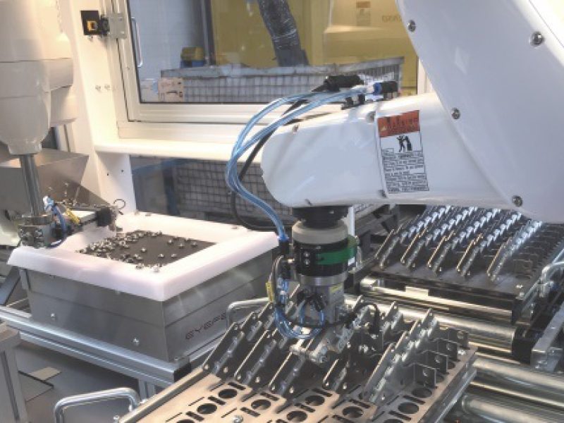 Roboter entnimmt Bauteile aus einem Werkstückträger