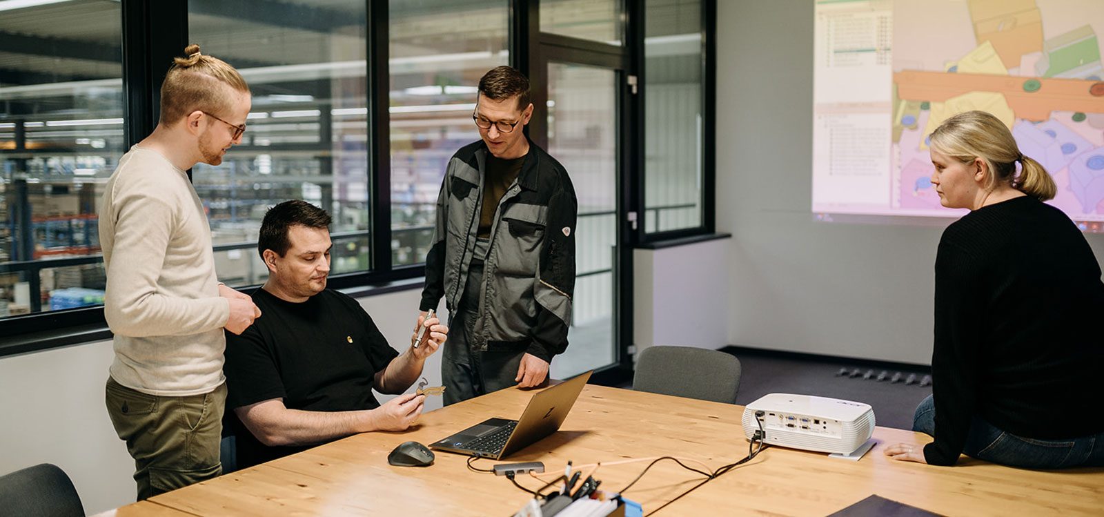 Besprechung in der Entwicklung mit Laptop und Projektor