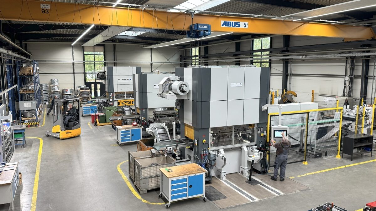 Blick in die Halle mit Stanzautomaten