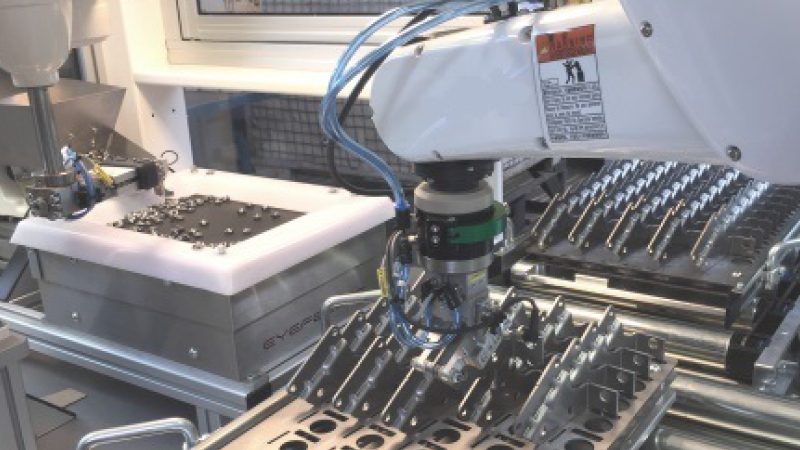 Roboter entnimmt Bauteile aus einem Werkstückträger