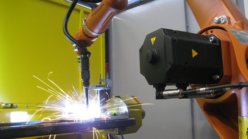Schweißroboter mit Funkenflug